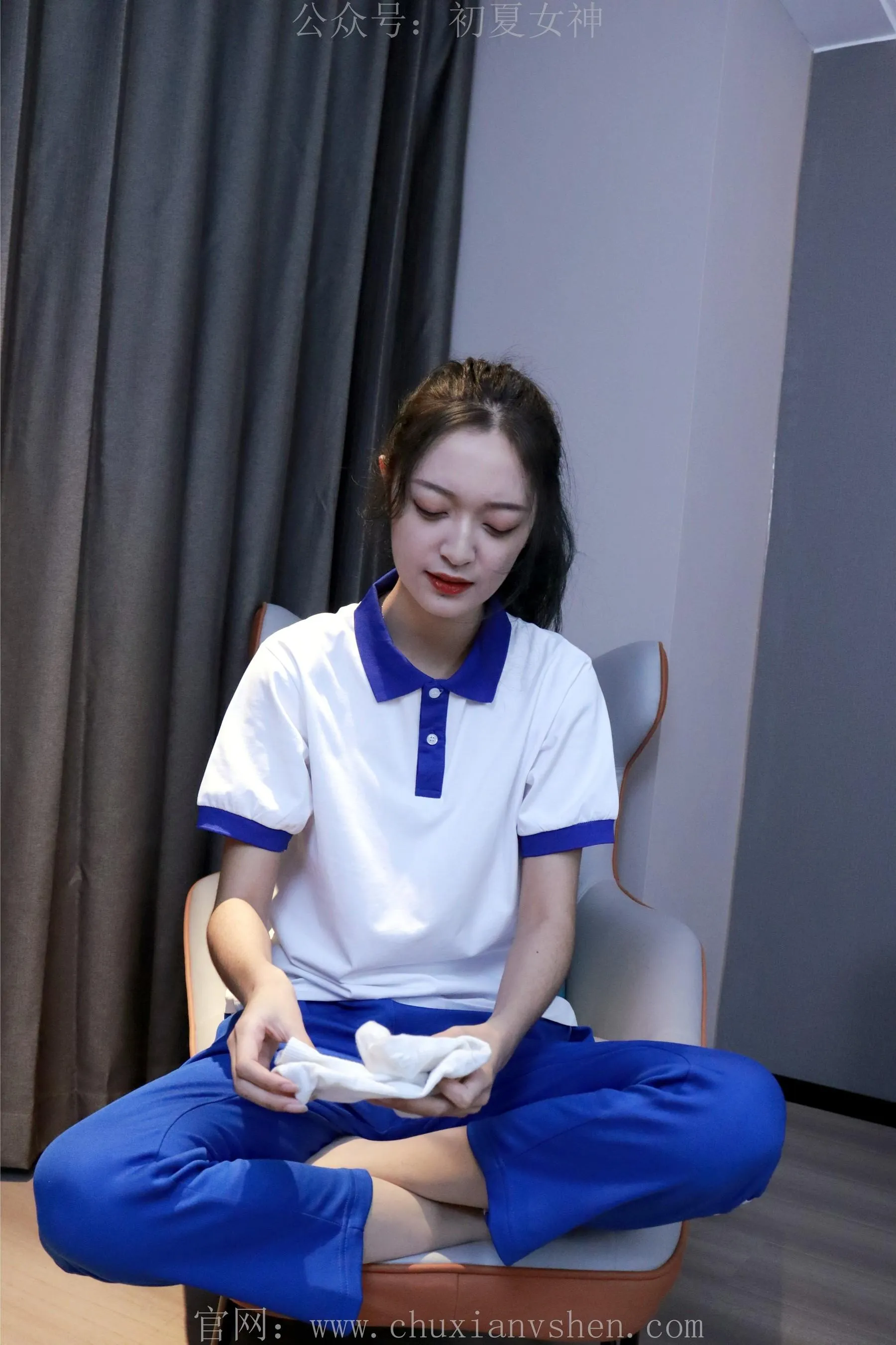初夏女神 NO.001 依依校服搭配37码运动鞋拍摄 [126P]插图9